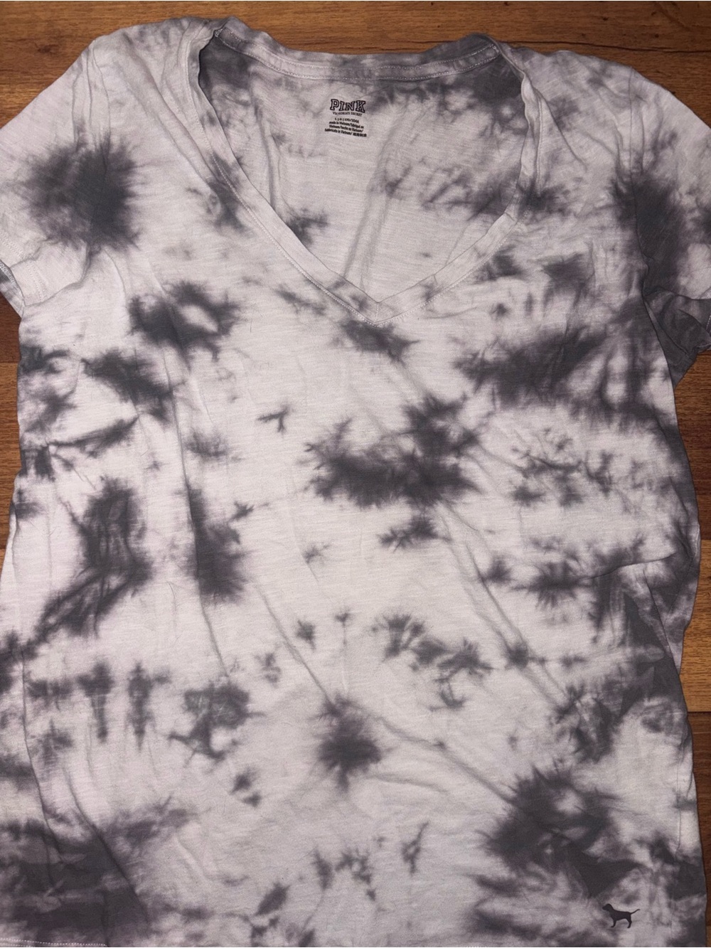 PINK Victoria's Secret Gray and White Tie-Dye V-Neck Tee